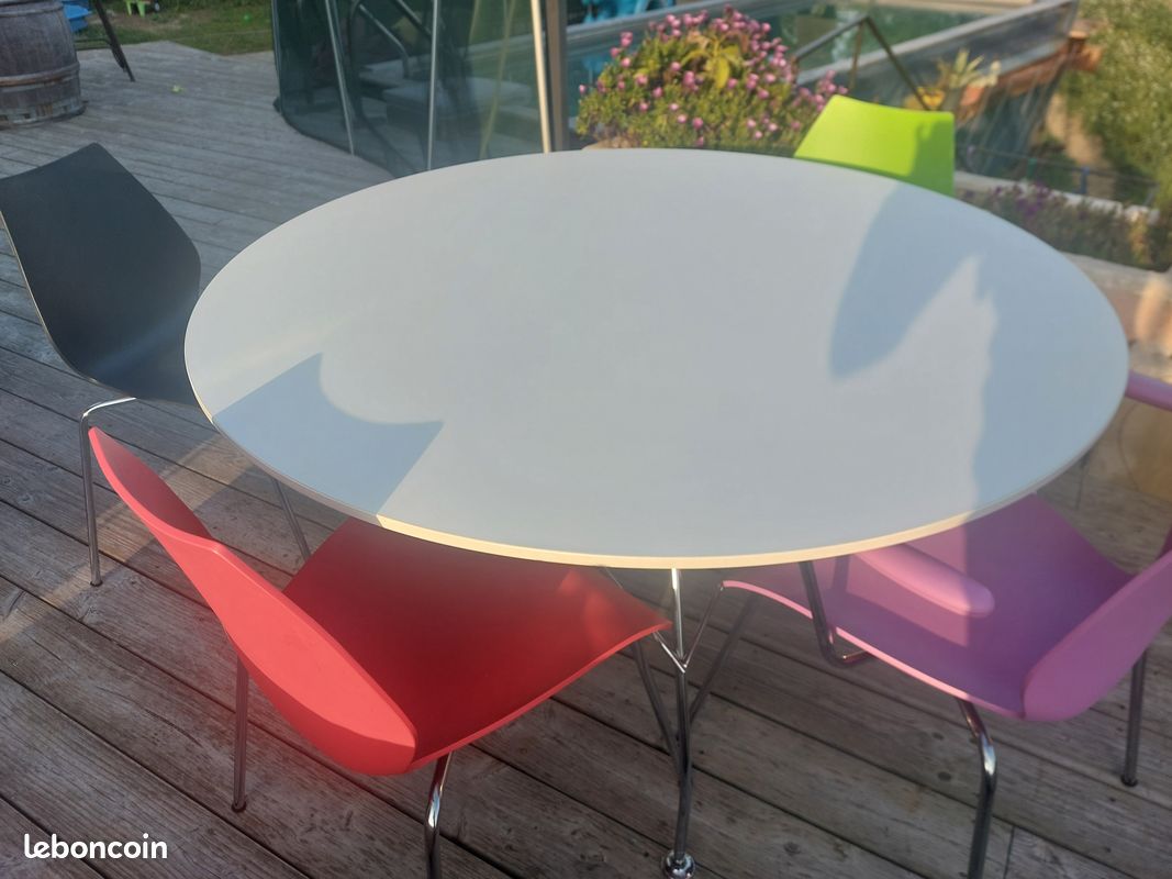 Table ronde KARTELL avec 4 chaises kartell (image 1)
