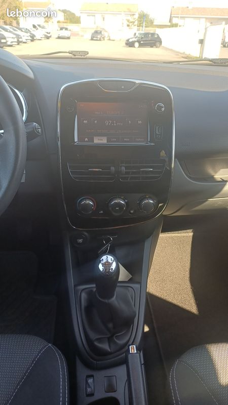 Renault clio iv 1.2 limited 73 ch essence (image 4)