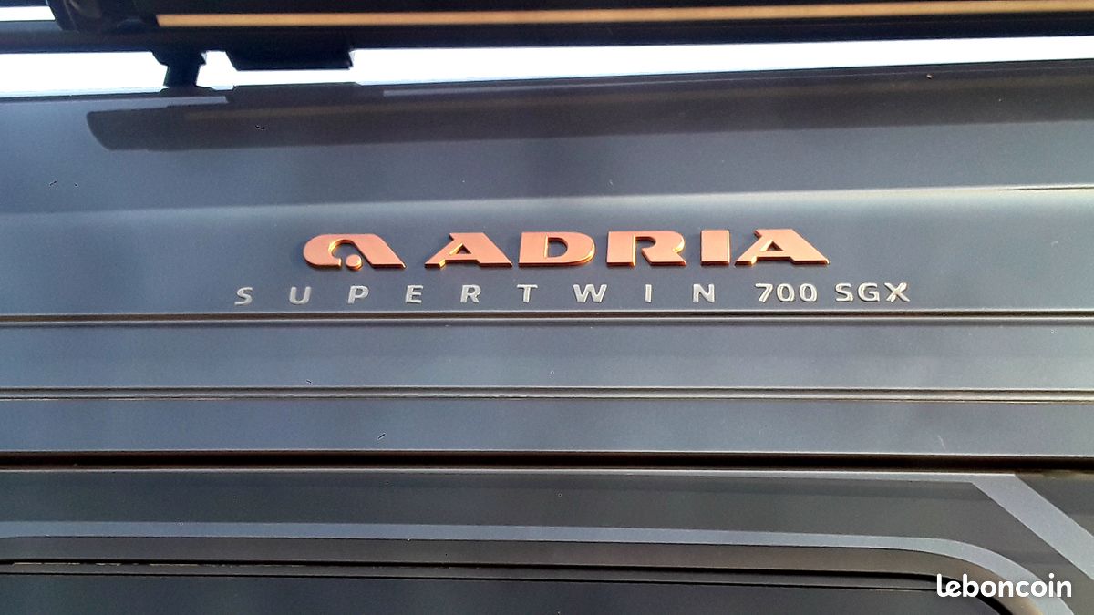 Opportunité Exceptionnelle  MERCEDES ADRIA SUPERTWIN 700 SGX / Comme neuf 3200 km (image 2)