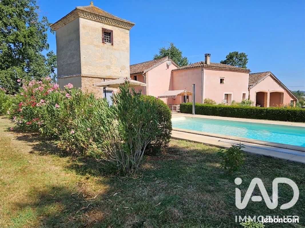 Maison 8 pièces 300 m² · à Le Pin · 300 m² · 450 000 €