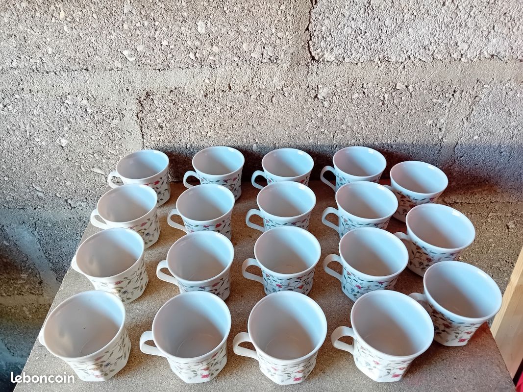 Un lot de 19 petites tasses dois partir rapidement (image 2)