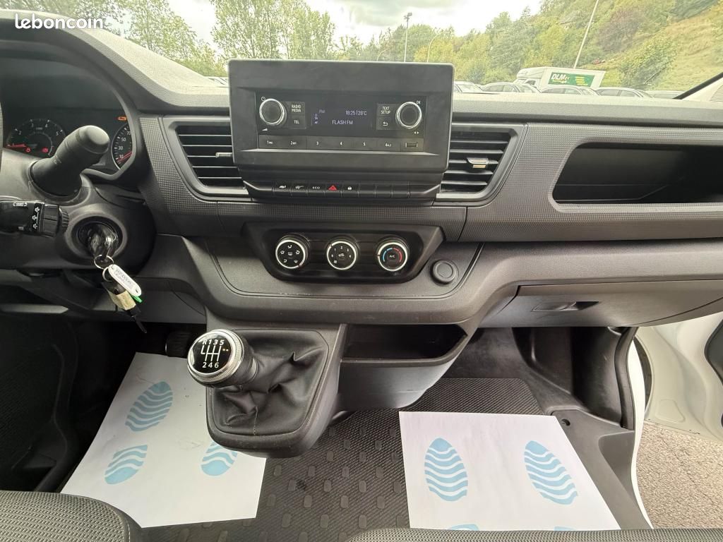 RENAULT TRAFIC L1H1 2800 Kg 2.0 Blue dCi - 130 Fourgon Confort TVA RECUPERABLE + CLIM (image 15)