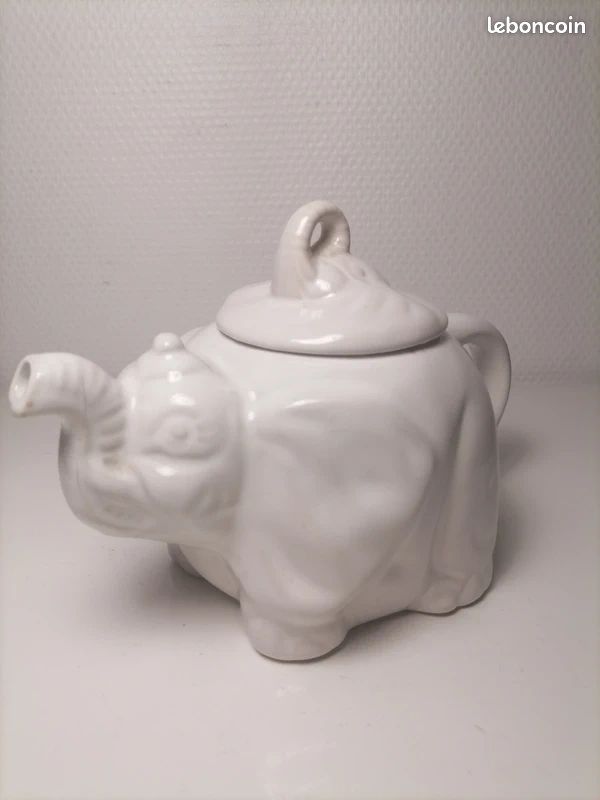Théière zoomorphe blanche , vintage éléphant faïence (image 1)