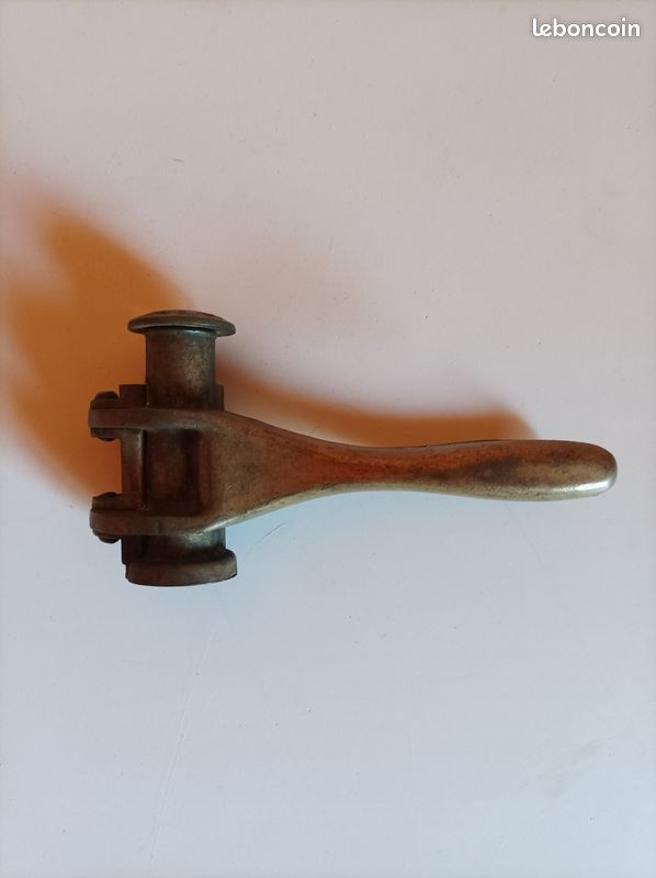 Importante Bouche De Fontaine En Bronze A Double Patine Importante Bouche De Fontaine En Bronze A Double Patine