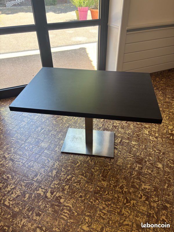 Tables noires pieds inox (image 1)