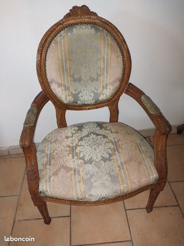 Paire de fauteuils cabriolets dossier médaillon louis XVI (image 6)