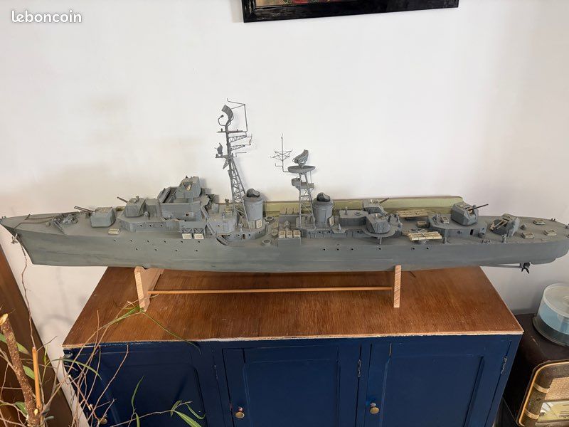 Lot De Pièces De Modélisme Naval - Deux Rangements - Matériel Pour Maquettes Bateau