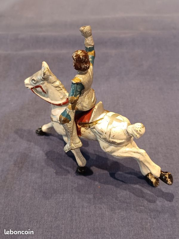 JOUET FIGURINE DURSO EN COMPOSITION RARE CHEVAL DU MOYEN AGE ELASTOLIN