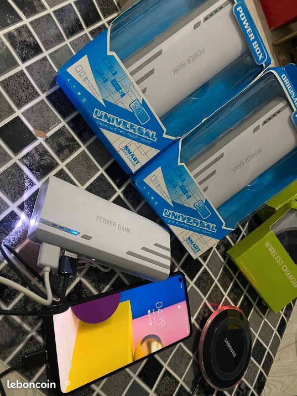 Power bank et tout les chargeur et écouteurs Samsung et iPhone à ddes mailleur prixx (image 1)