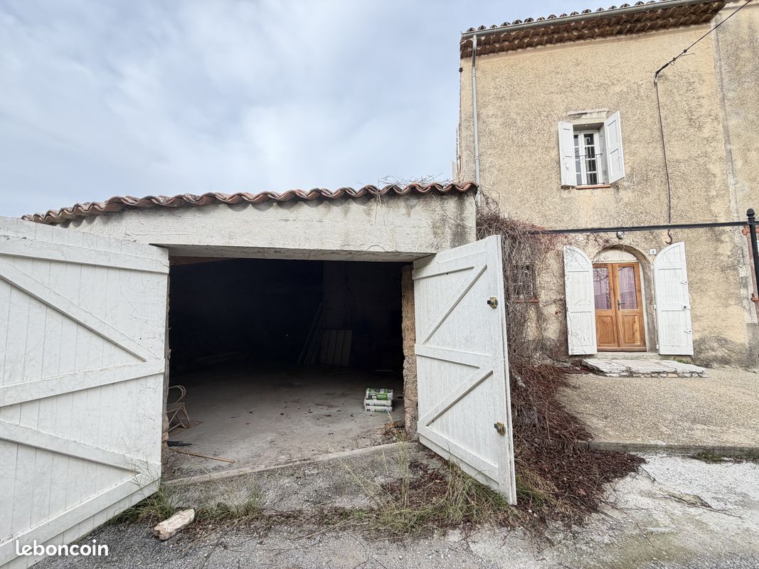 Parking 1 pièce 250 m² · à Régusse · 250 m² · 125 000 €