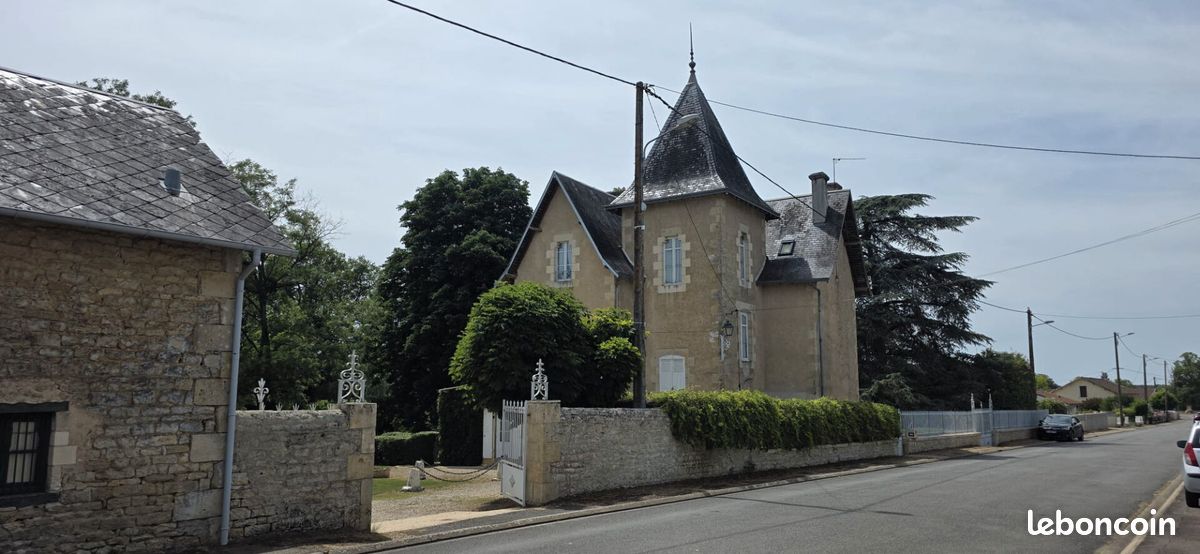 Maison 8 pièces 238 m² · à Pleuville · 238 m² · 424 000 €