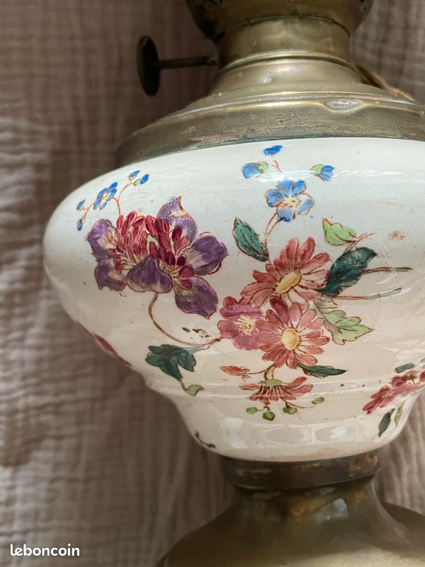 Ancienne lampe à pétrole en faïence et laiton électrifiée (image 7)