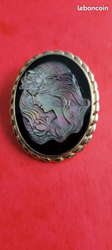 Camé en nacre sur fond noir, femme romantique (image 1)