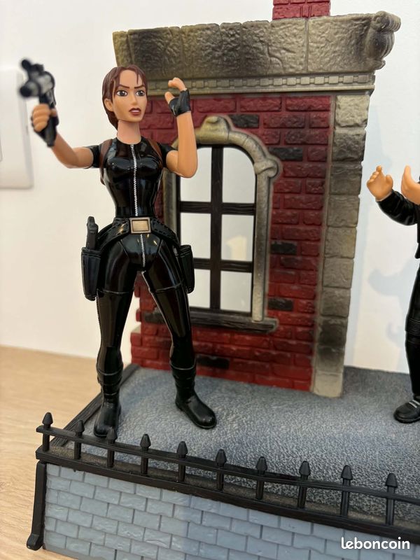 Lot 2 figurines Lara croft Tomb Raider mc farlane toys (image 2)