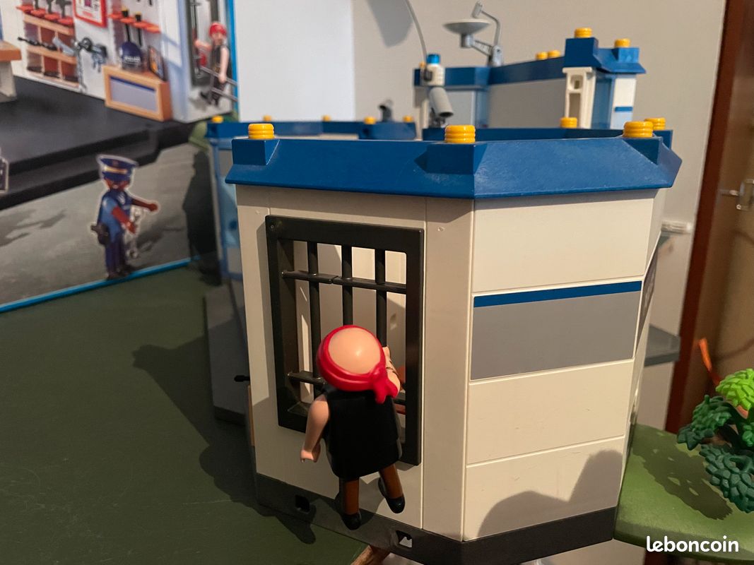 PLAYMOBIL COMMISSARIAT DE police 4264 + supplément 7394 + camion de