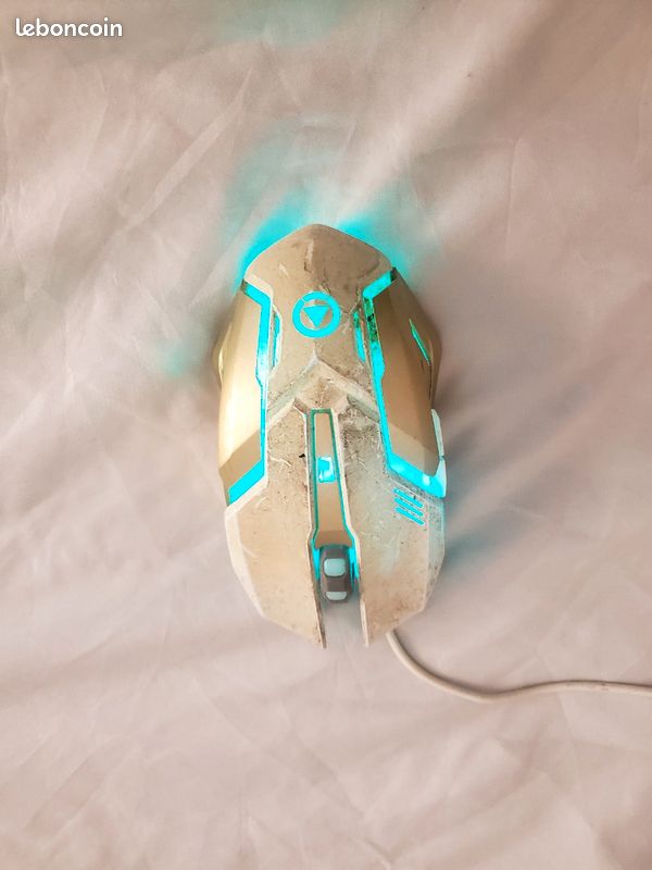 Un clavier avec souris et tapis de souris (image 4)