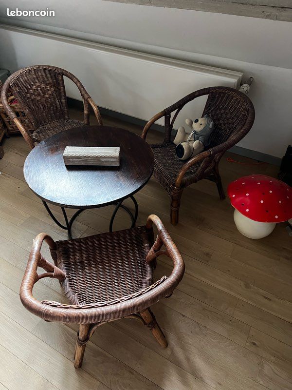 Ensemble 3 chaises et 1 table pour enfant (image 1)