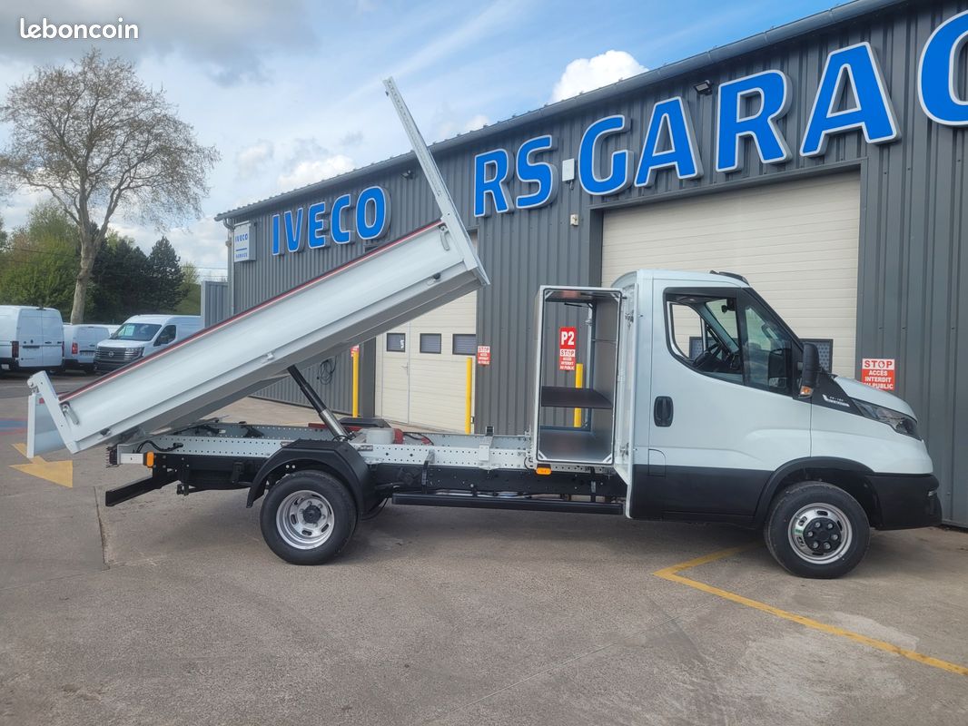 IVECO DAILY 35C18 HA8 PACK COMFORT + PACK CONSTRUCTION SIMPLE CABINE BENNE et COFFRE 03 PLACES comme NEUF avec BOITE AUTO + CAMÉRA + MOTEUR 3 LITRES + SUSPENSION RENFORCÉE ( Prix de Vente 49 990 HT ) (image 8)