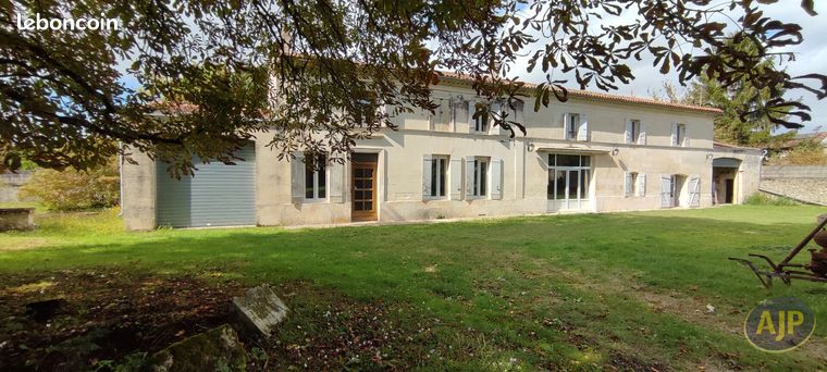 Maison 9 pièces 318 m²