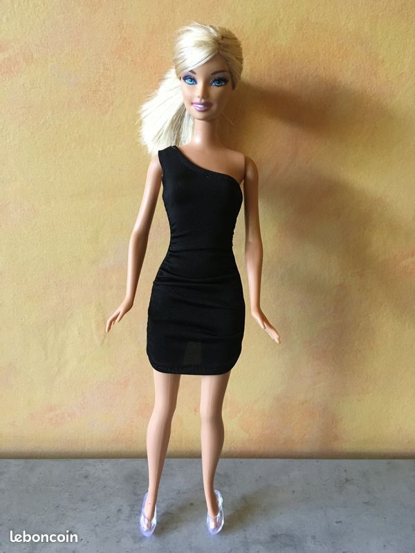 Barbie - robe noire (image 1)