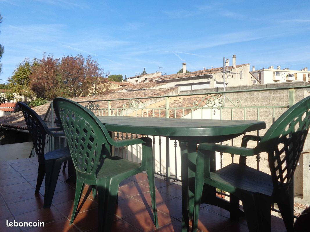 T3 meublé à Aubagne pour 4 max., haut de villa, terrasse et cour (image 1)