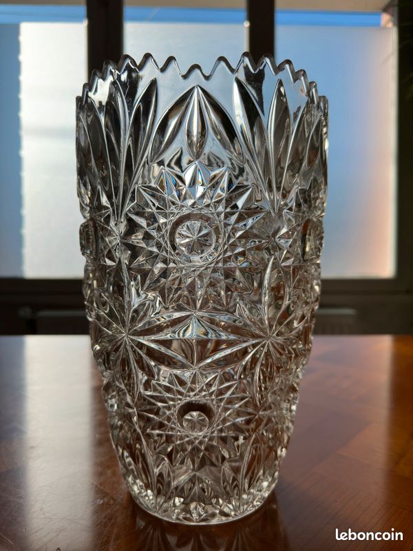 Grand vase ancien en cristal moulé style Bohème (image 1)