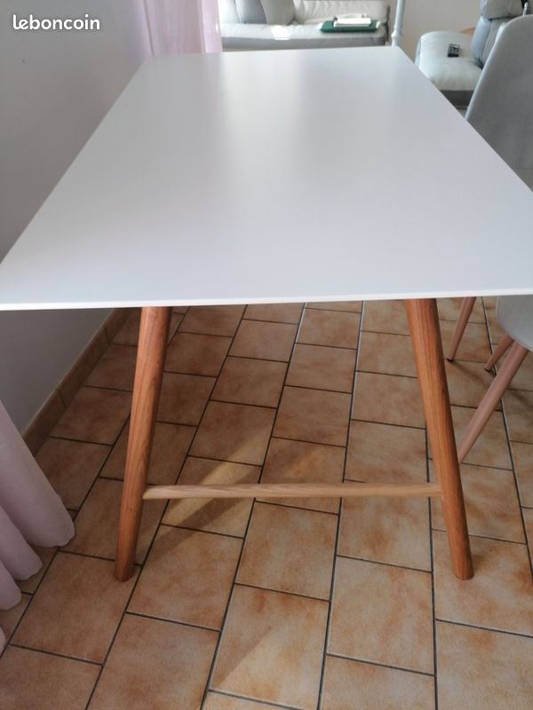 Belle table blanche, pieds en hêtre (image 1)