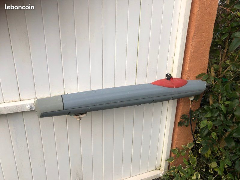 Vends 2 vérins et cinq télécommandes en bon état (image 1)