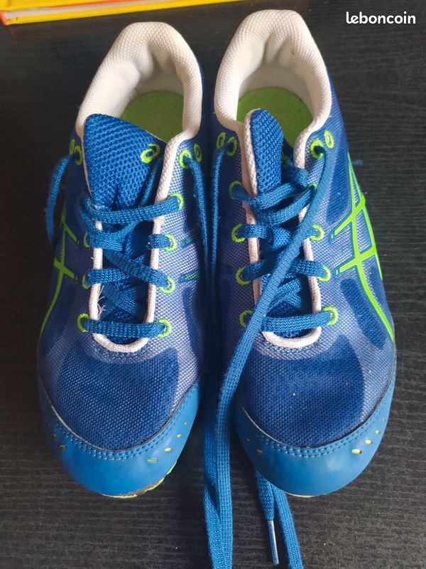 Chaussures à crampons (image 1)