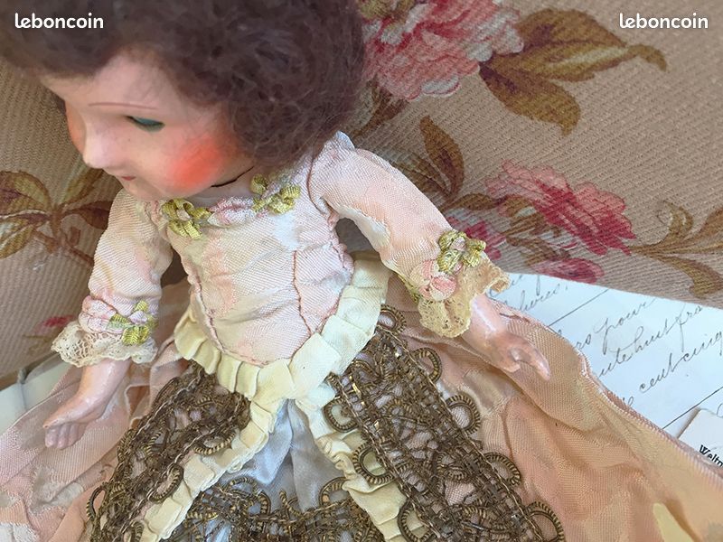 Très ancienne ROBE de POUPÉE (Gebraucht) in Le Locle für CHF 18 - mit Lieferung auf kaufen