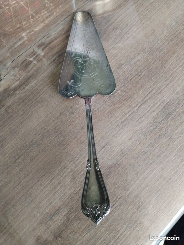 ANCIENNE PELLE A tarte en metal argente christofle modele perle EUR 22