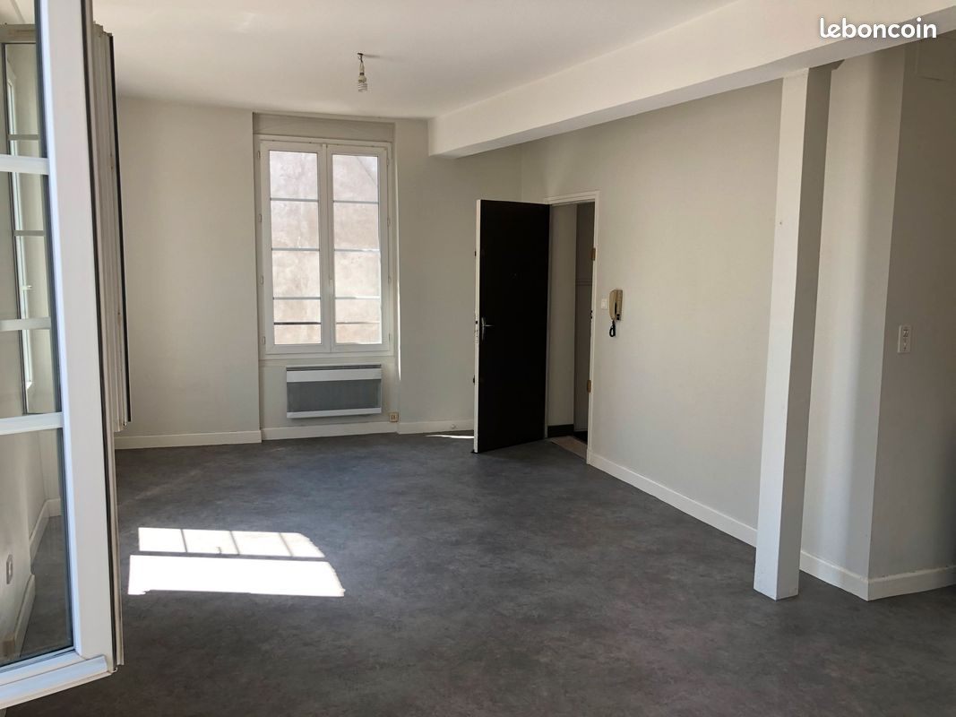 Grand studio centre ville place de la Mairie - Agen 47000 (image principale 0)