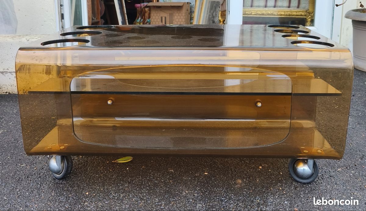 Table basse sur roulettes plexiglas Fumé années 70

Hauteur : 35 cm
Longueur : 75,2 cm
Largeur : 50,3 cm

Voir photos pour les traces de rayures 

Bon état (image 4)