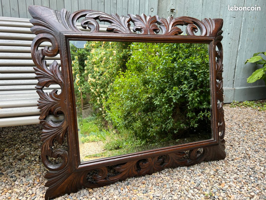 Encadrement de miroir en bois sculpté et doré à fronton. Travail