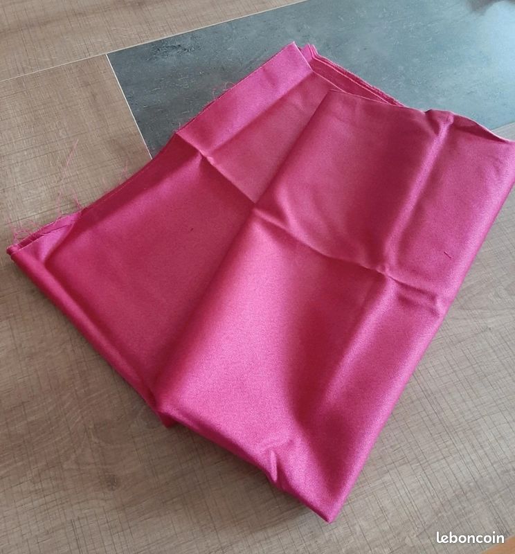Coupon de tissu violine fushia (image 1)