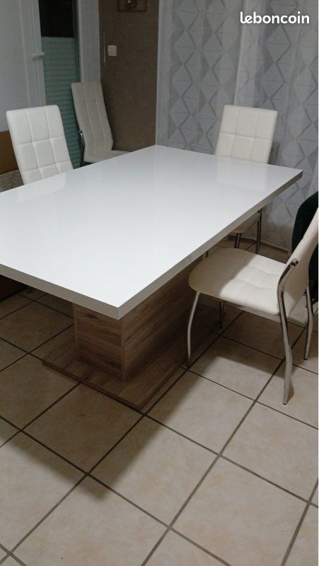 Table avec chaise (image 1)