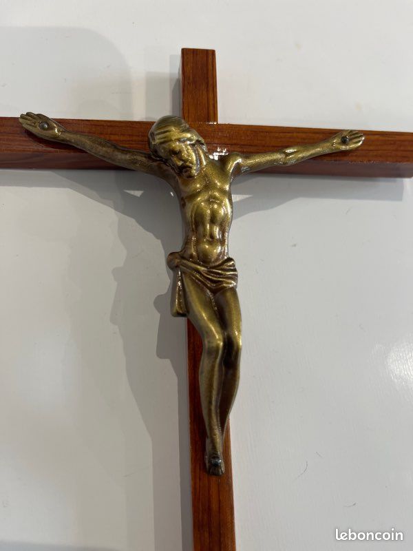 Crucifix mural bois et métal doré (image 5)