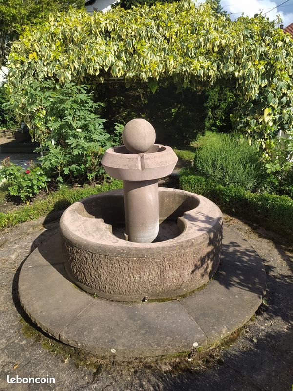 Fontaine en grès rose (image 1)