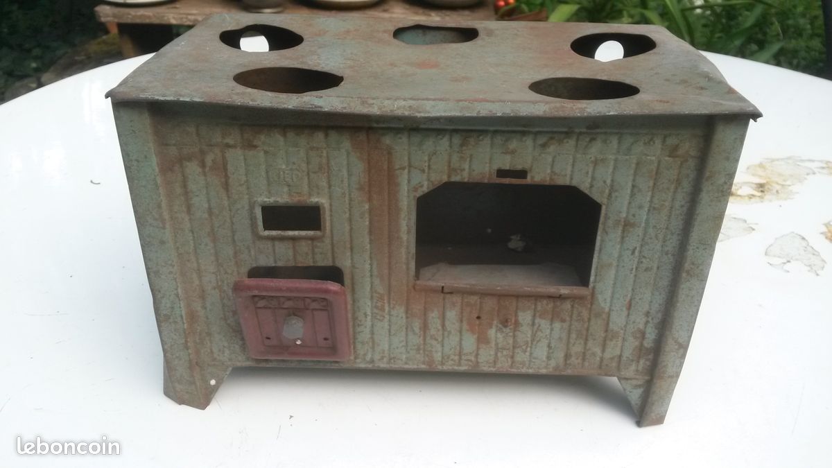 Cuisinière en métal marron souris par Maileg