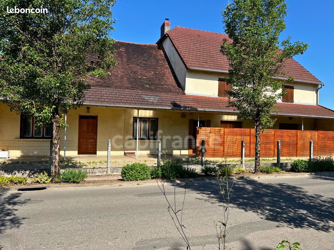 Maison 11 pièces 300 m² · à Savigny-en-Revermont · 300 m² · 185 000 €