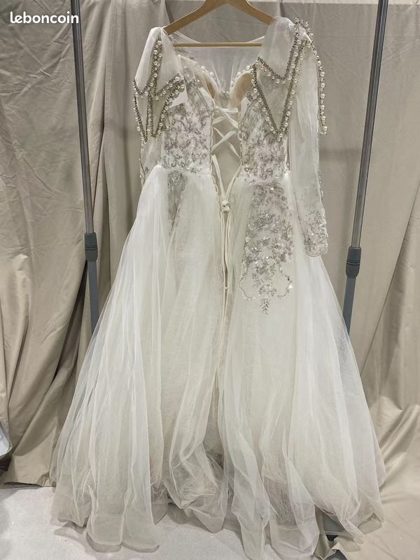 Une robe de mariée avec manches longues (image 3)