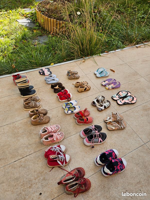 Lot de 22 de paires de chaussures d'été comme d'hiver pour bébé