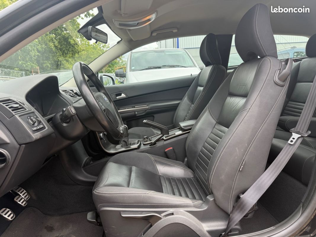 Volvo C30 2.0 D4 177 R-Design CUIR XENONS (image 10)