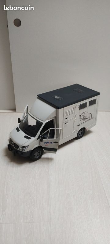 Van pour chevaux avec un cheval (image 3)