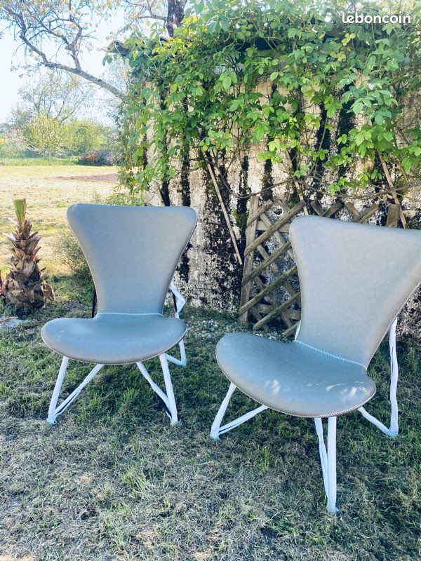 Paire de fauteuils neufs en simili vert amande pieds métal (image 1)