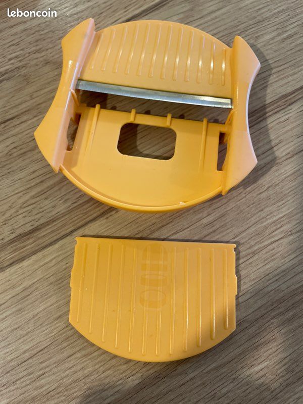 Mandoline julienne avec protège doigts lame noir 27,7 x 9,2cm - CSN