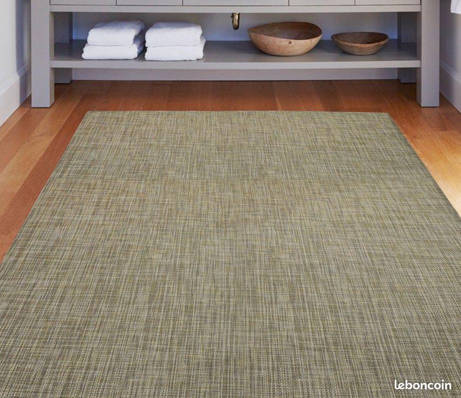 Tapis beige rectangulaire en caoutchouc surface douce (image 1)