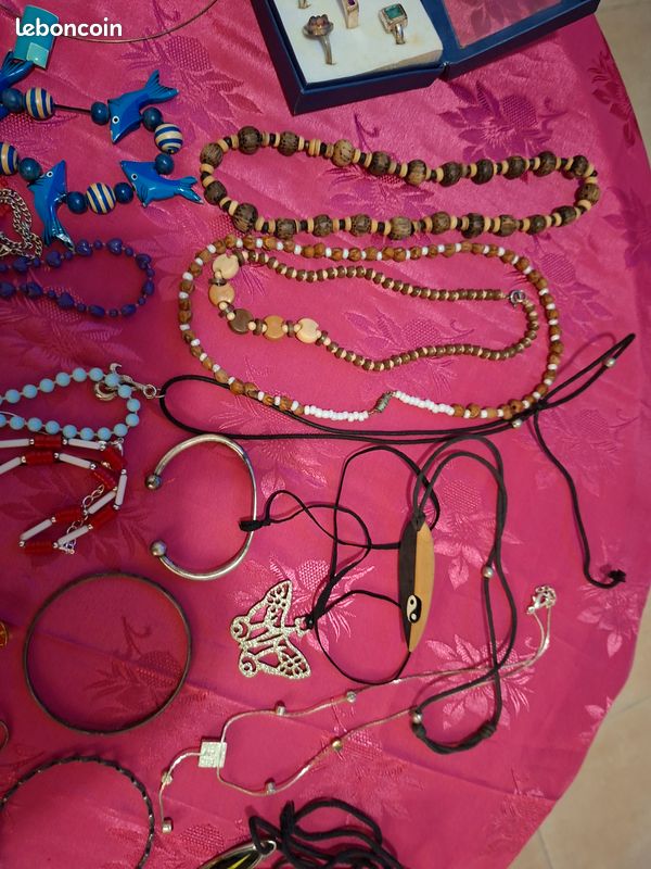 Lot de bijoux fantaisies (image 2)