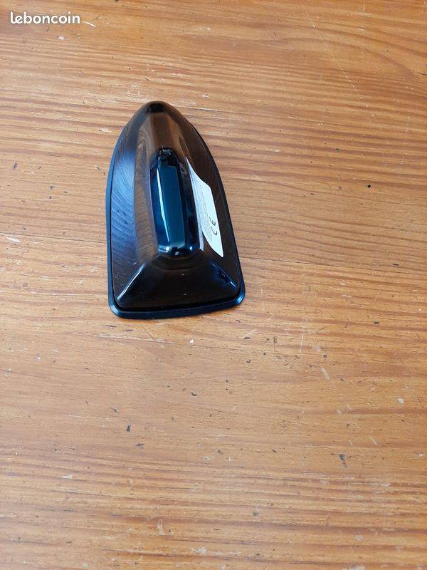 Antenne universelle aileron requin noir (image 2)