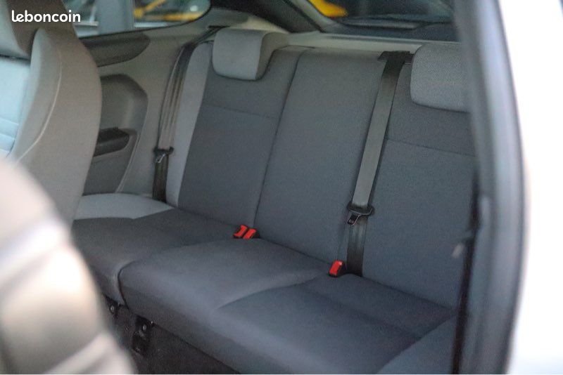 FORD FOCUS ST MK2 2.5 225 cv PHASE 2 3 PORTES - 100% ORIGINE - SIEGES CHAUFFANTS - CARNET COMPLET (image 10)